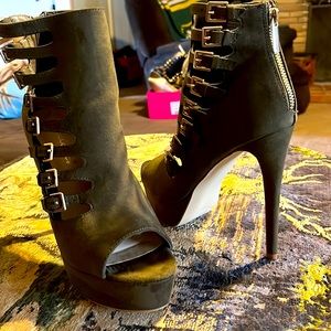 Olive color classy 6 inch heels. Very rarely worn kept in box